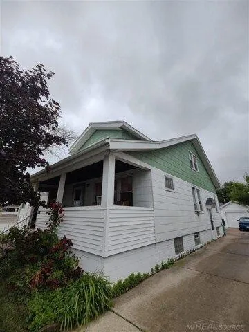 4 Bedroom 2 Bath In Center Line MI 48015 for Rent