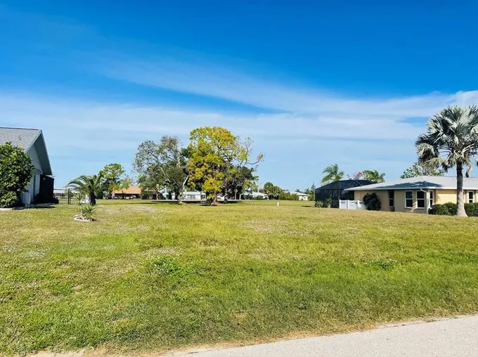 18 Caddy Rd, Rotonda West, FL 33947 - MLS A4592364 for Sale