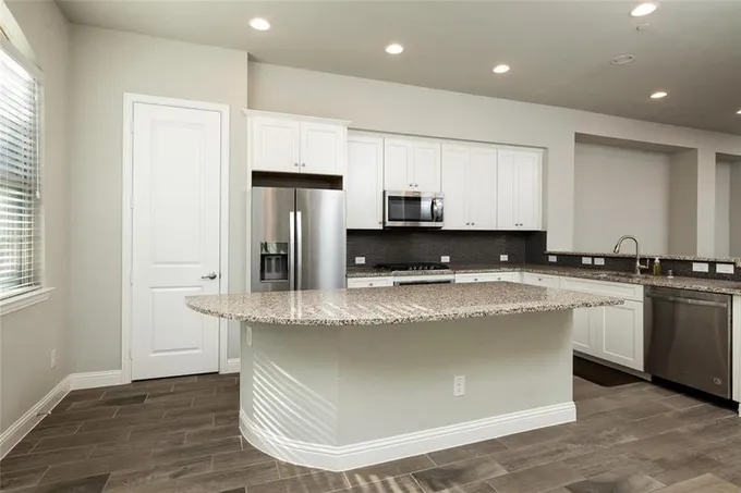 583 W Royal Ln, Irving, TX 75039 for Rent