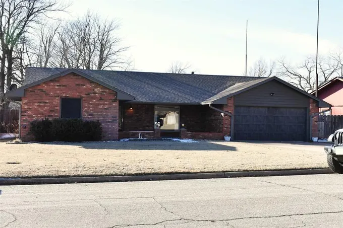 2810 Wagon Trl, Enid, OK 73703  MLS# 20240085 for Sale