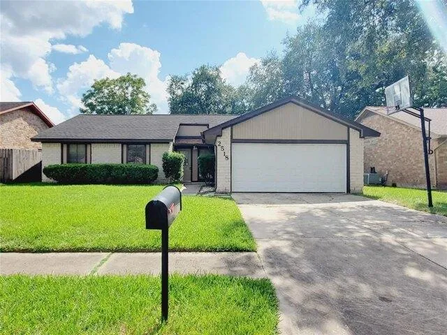 3 Bedroom 2 Bath In Sugar Land TX 77479 for Rent