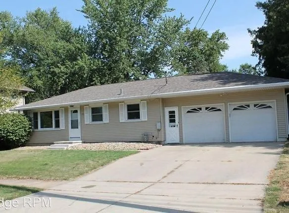 715 W 18th St Cedar Falls, IA 50613 - Home For Rent