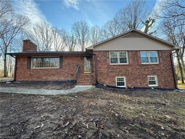 5 Bedroom 3 Bath In Jamestown NC 27282 for Rent