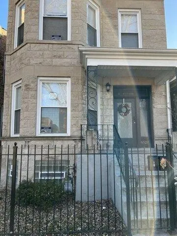 3 Bedroom 1 Bath In Chicago IL 60637 for Rent