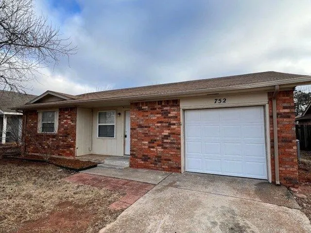 3 Bedroom 1.5 Bath In Mustang OK 73064 for Rent
