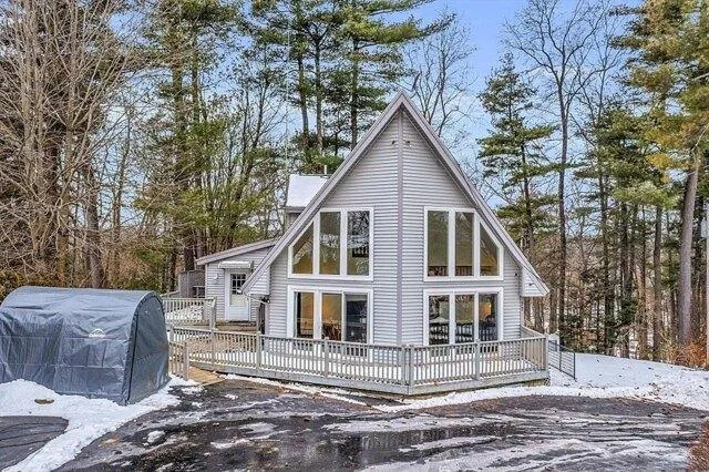 3 Bedroom 2.5 Bath In Leominster MA 01453 for Sale