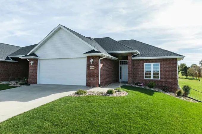 16860 THUNDER RIDGE DR, Peosta, IA 52068 Condominium For Sale  MLS# 146873