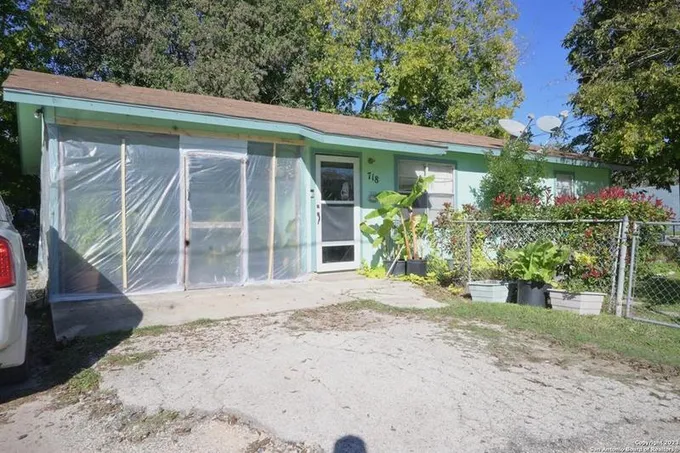 718/722 San Antonio Ave, Seguin, TX 78155 for Sale
