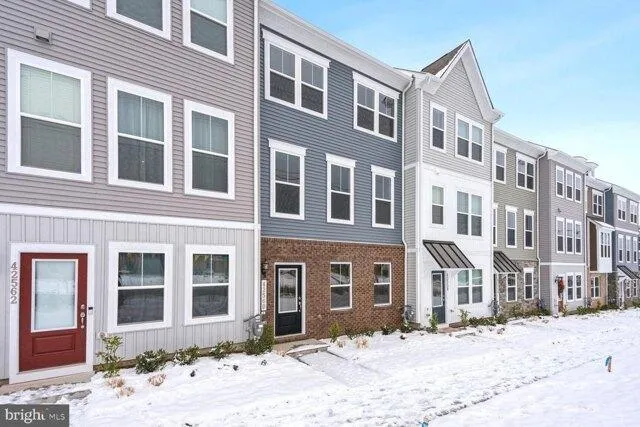 4 Bedroom 3.5 Bath In Sterling VA 20166 for Rent