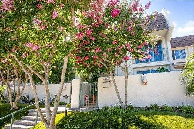 2 Bedroom 2.5 Bath In Woodland Hills CA 91367 for Rent