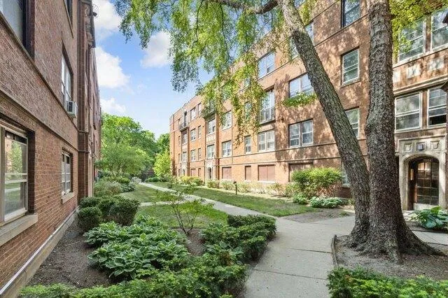 2 Bedroom 1 Bath In Chicago IL 60626 for Rent