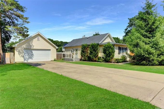 Holbrook, Suffolk County, NY House for sale Property ID: 417100491