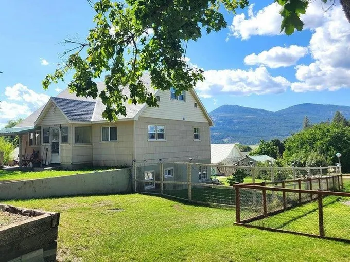 832 S JEFFERSON ST, Colville, WA 99114 Single Family Residence For Sale  MLS# 202323595