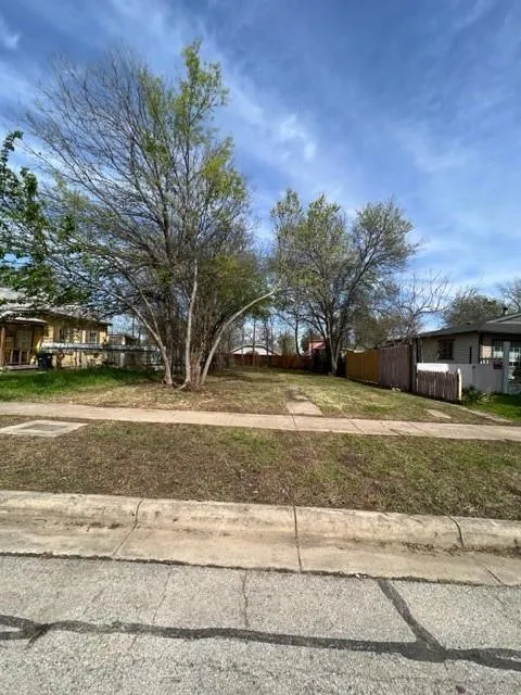 1017 E Leuda St, Fort Worth, TX 76104 for Sale