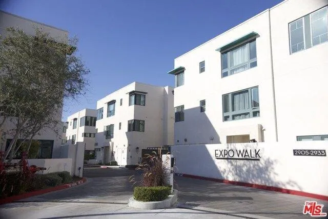 2 Bedroom 2.5 Bath In Los Angeles CA 90018 for Rent