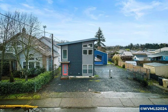 735 SE Birch St, Dallas, OR 97338  615115541 for Sale