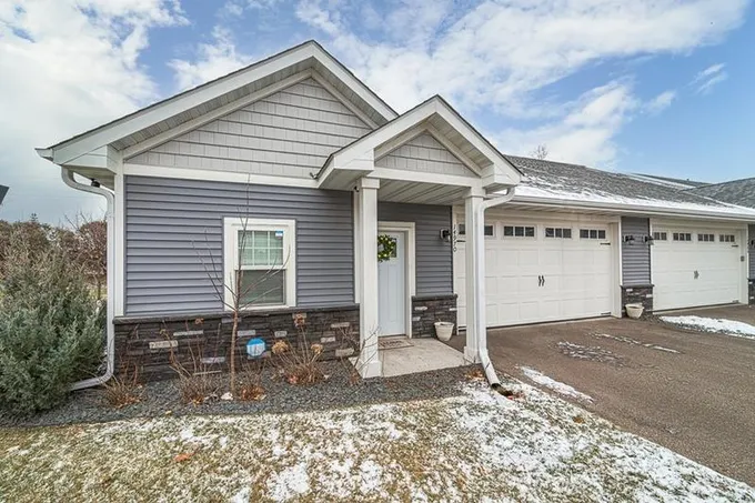 Gorgeous 4 bed townhome in Rosemount! for Sale