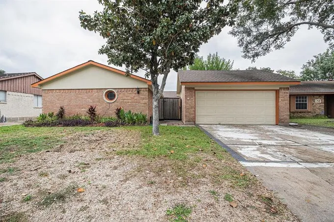 819 Seamaster Dr, Houston, TX 77062 for Sale