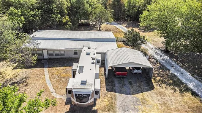 1309 Oakridge Rd, Azle, TX 76020 for Sale