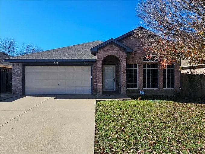 7028 Stetter Dr, Arlington, TX 76001 for Rent