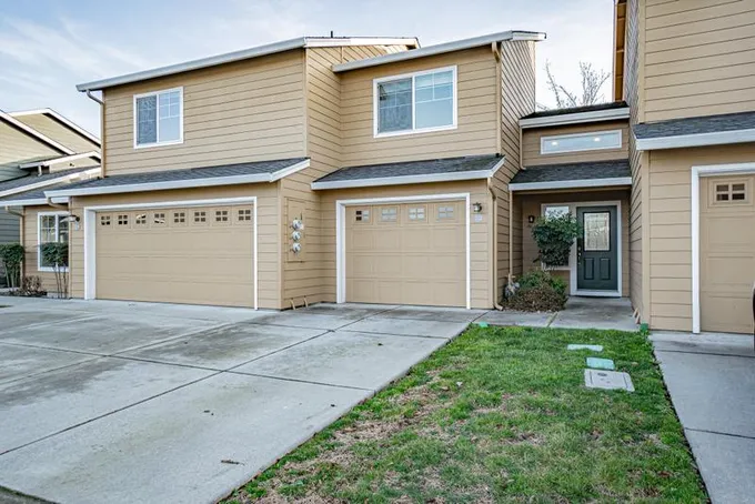 322 Live Oak Loop, Central Point OR 97502 for Sale