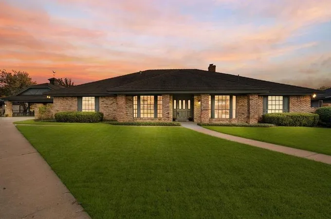 1504 Meadow Crest Ln, Mansfield, TX 76063 - MLS 20475949 for Sale