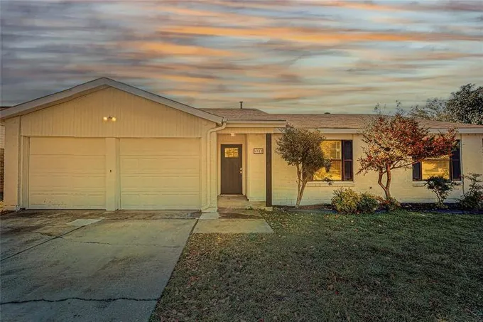 6912 Chapman Dr, North Richland Hills, TX 76182 for Sale