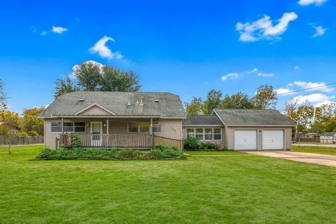 1009 E WALLISVILLE RD, Highlands, TX 77562 Single Family Residence For Sale  MLS# 95058540