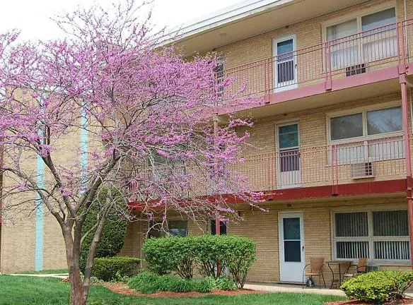 1639 1/2 Forest Rd La Grange Park, IL - Apartments For Rent