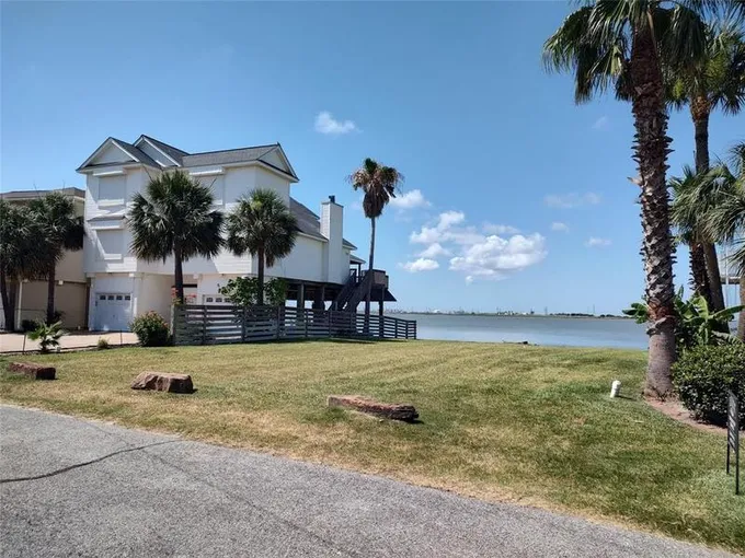 1318 Outrigger, Tiki Island, TX 77554 for Sale