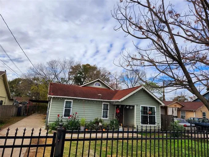 6305 Gay St, Houston, TX 77022 for Sale