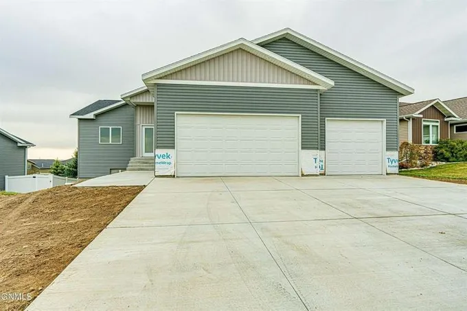 5327 Onyx Drive, Bismarck, ND 58503  615461997 for Sale