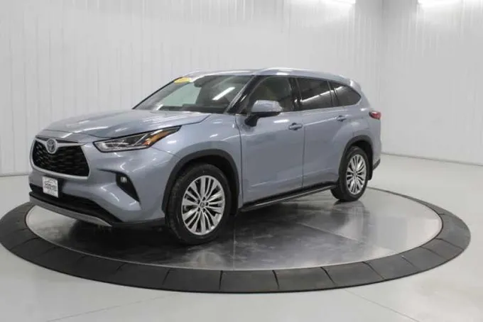2022 Toyota Highlander Silver, 32K miles for Sale