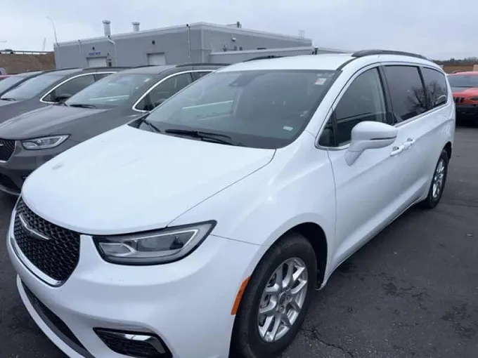 2022 Chrysler Pacifica White, 64K miles for Sale