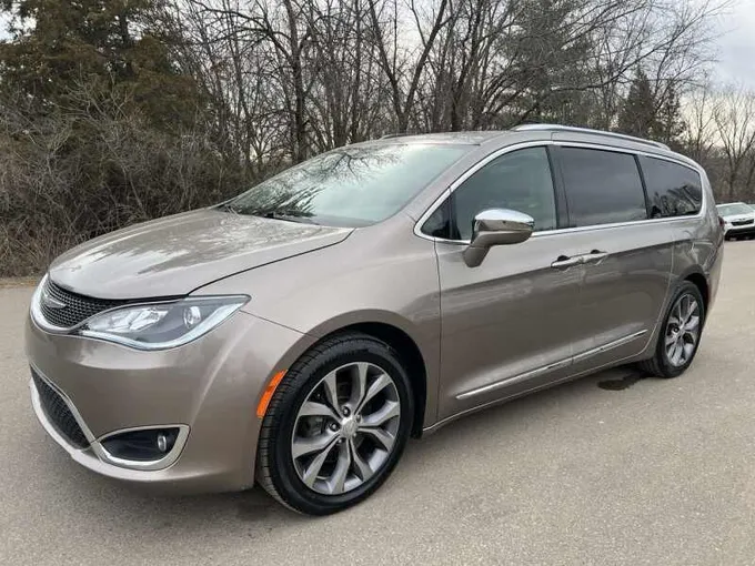 2018 Chrysler Pacifica Tan, 94K miles for Sale