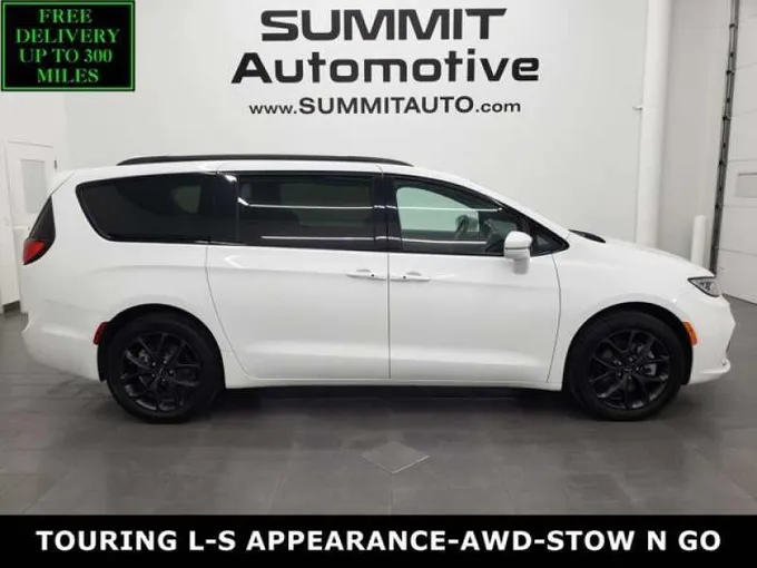 2022 Chrysler Pacifica White, 28K miles for Sale