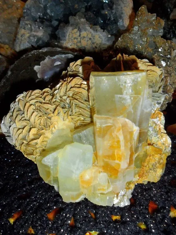 Lustrous Museum Specimen of 6830 cts. {3 lbs. } Huge Terminated Aquamarine for Sale