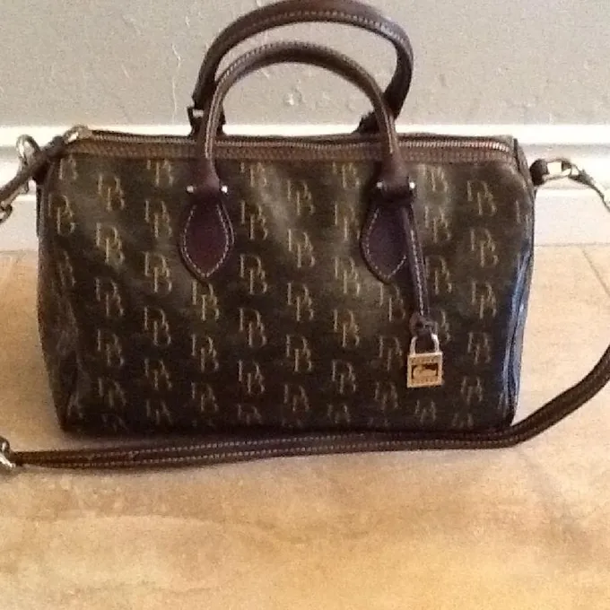 Authentic Dooney and Bourke Leather Purse. (Brand New) for Sale
