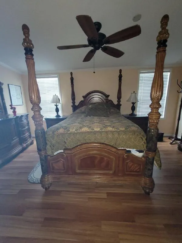 Queen bedroom set for Sale