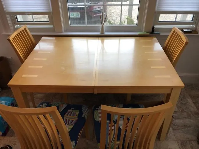 Solid wood dining room table for Sale
