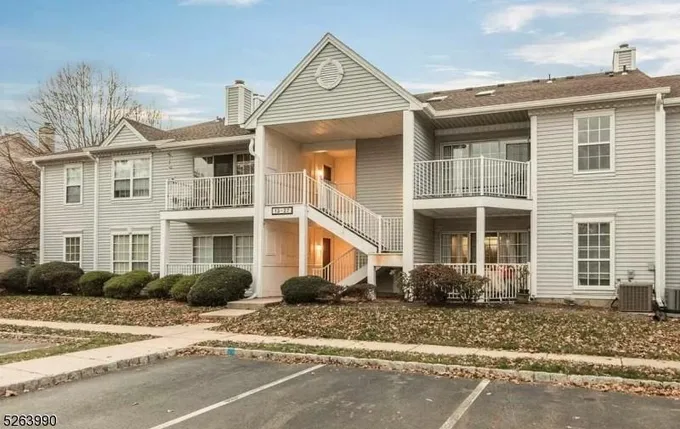 Apartment, Condo Complex, Multi Floor Unit - Franklin Twp. NJ  23 Chelsea Ct for Sale