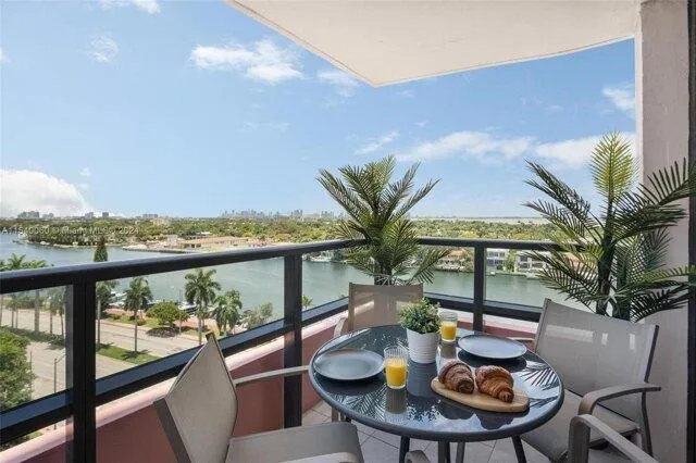 4 bedroom in Miami Beach FL 33140 for Sale