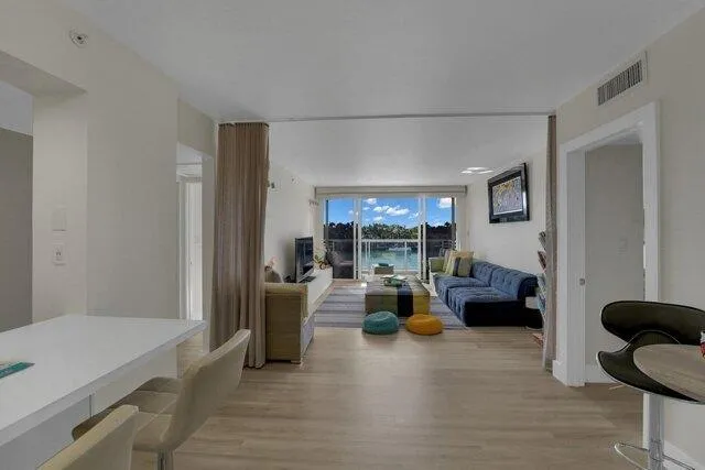 2 bedroom in Miami Beach FL 33140 for Sale