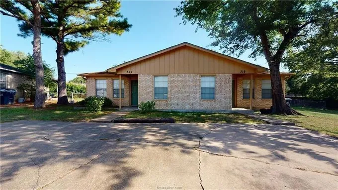 Traditional, Duplex - College Station, TX  317 Columbia Ct for Sale
