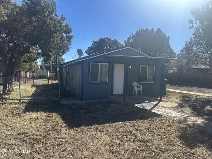 Show Low 3BR 2BA, INVESTMENT OPPORTUNITY! This cozy active for Sale