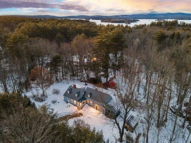 3 Bedroom 2 Bath In Wolfeboro NH 03894 for Sale