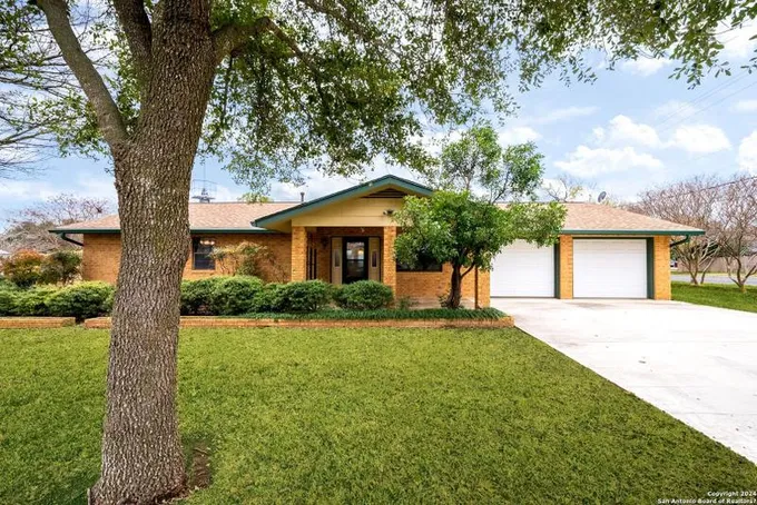 101 East Grothe Street, Fredericksburg, TX 78624 for Sale
