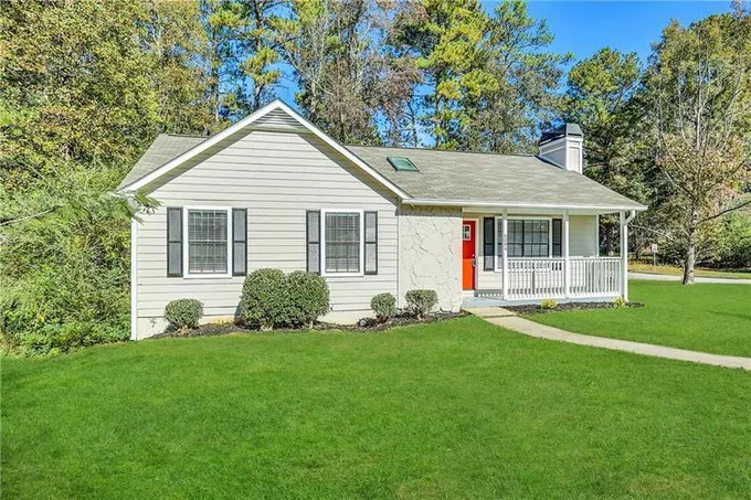 Single Family Residence, Traditional - Lithonia, GA  6084 Leverett Dr for Sale