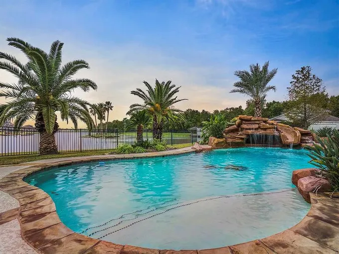 303 Lago Circle Dr N, Santa Fe, TX 77517 for Sale