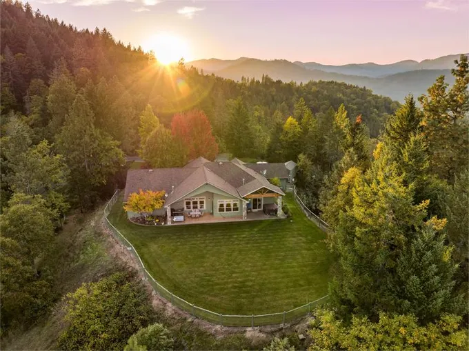 700 Seclusion Loop, Grants Pass OR 97526 for Sale